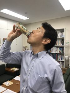鈴木先生　野菜ドリンク飲む